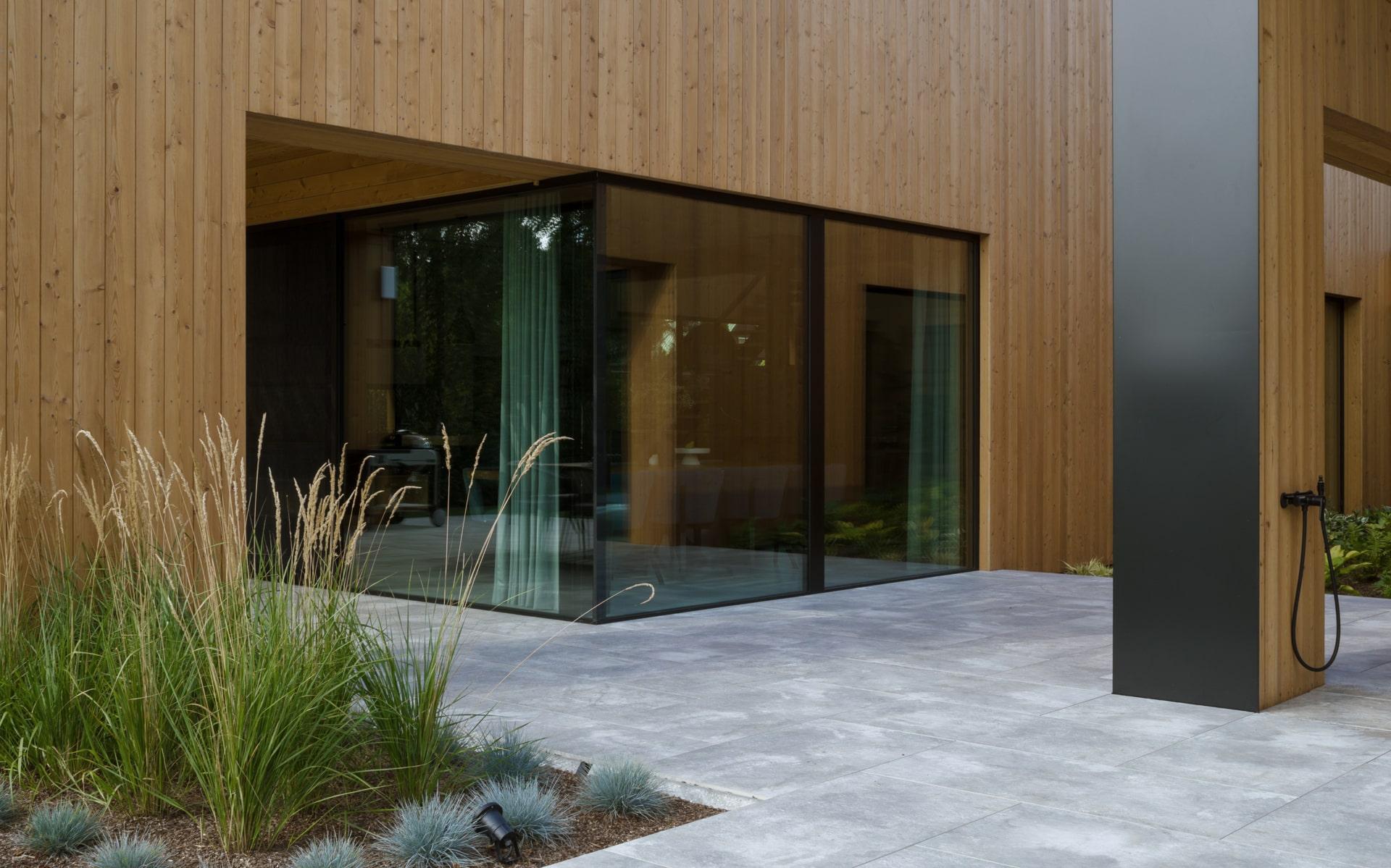 Dom na Kujawach. Dwie stodoły nad jeziorem