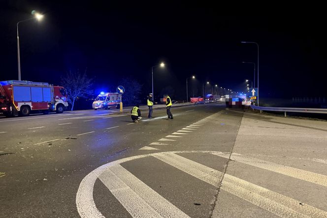 Tragiczny wypadek na Mazowszu. Karetka na sygnale dachowała w rowie. Jeden ratownik zginął na miejscu