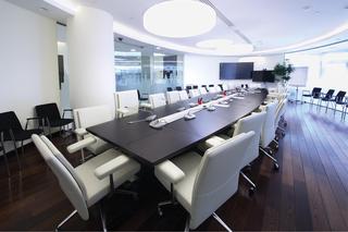 Komfortowe części wspólne w biurze. Czym wykończyć ściany i podłogi?