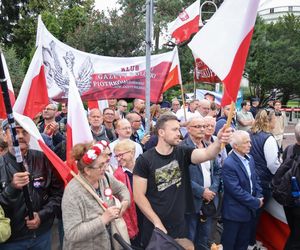 Zwolennicy Karola Nawrockiego pod Sejmem 6.08.2025