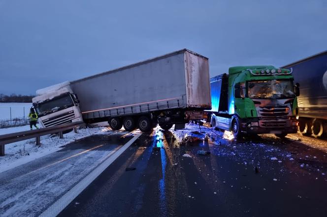 Śliskie drogi w warmińsko-mazurskim. Na S7 doszło do zderzenia dwóch aut ciężarowych [ZDJĘCIA]