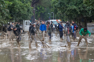 Polsko-włoska rodzina pomaga ofiarom niszczycielskiej powodzi