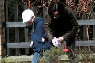 Marta Kaczyńska pokazała dziecku jak sprzątać po psie. Wzorowa mama [ZDJĘCIA]