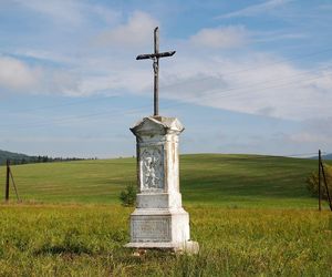 To dawna wieś królewska w Małopolsce. Jej znakiem rozpoznawczym są kamienne krzyże