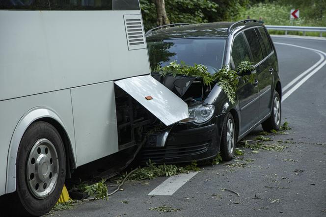 Autokar uderzył w drzewo na drodze w Przełęczy Kowrarskiej 