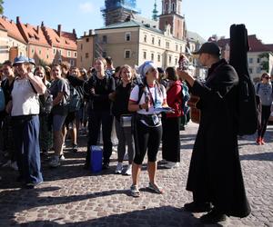 Pielgrzyma na Jasną Górę ruszyła z Krakowa. Tłumy uczestników zmierzają do Częstochowy