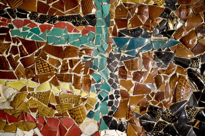 Czyszczenie mozaiki w Kiekrzu z bazgrołów