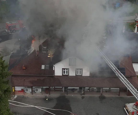 Wielki pożar hotelu w Wiśle. Strażacy walczą z żywiołem