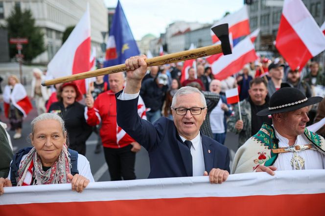 W Warszawie odbył się antyimigrancki marsz i kontrmanifestacja. Pojawiło się kilka tysięcy osób