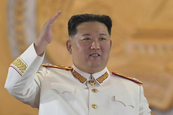  Kim Dzong Un zmienia stylówkę! Drwinom nie ma końca. "Jak influenserka na wakacjach"