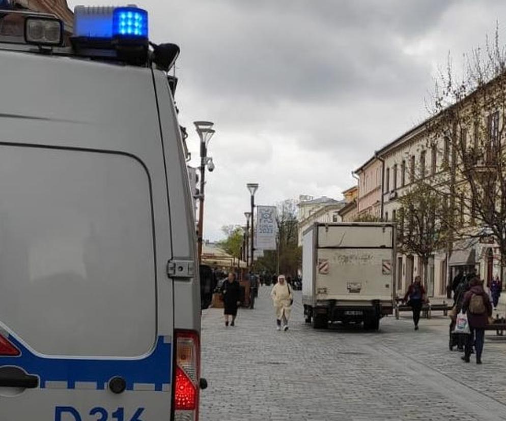 Kobieta nie żyje. Potworny wypadek na Krakowskim Przedmieściu. Na miejscu pracuje prokurator