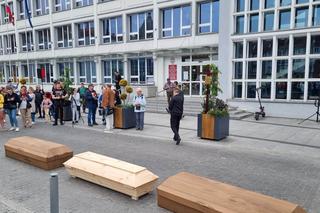 Trumny przed koszalińskim ratuszem. Mieszkańcy protestowali przeciwko zawieszeniu oddziału neurologii