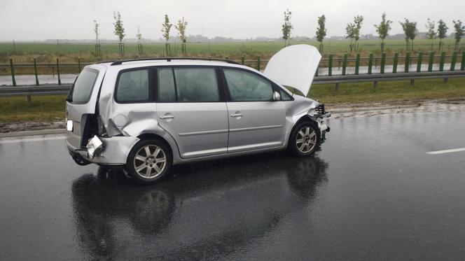 Poważny wypadek na S5 koło Leszna. Samochód uderzył w małzeństwo