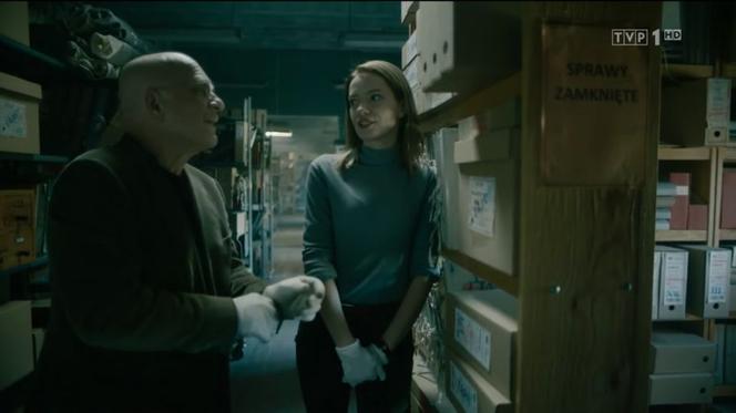 Archiwista, odc. 1. Henryk Mikos (Henryk Talar), aspirant Zuzanna Wasiluk (Paulina Gałązka)