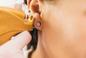 Kolczyk w uchu - rodzaje, higiena, sposoby przekłucia. Jakie są przeciwwskazania?