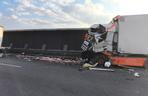 Zmiażdżony volkswagen, rozbita ciężarówka