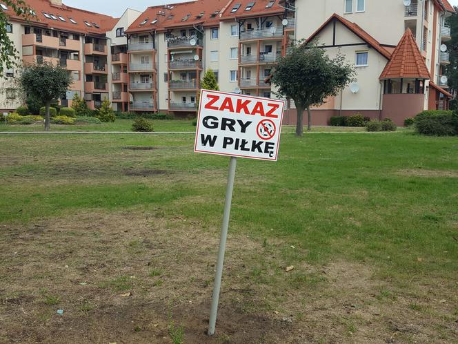 Na osiedlu Rejtana w Lesznie pojawiły się nowe tabliczki – „Zakaz gry w piłkę” 