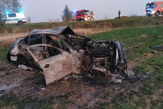 Po dachowaniu auto zapaliło się. 21-latka uratowała dwie osoby z płonącego wraku