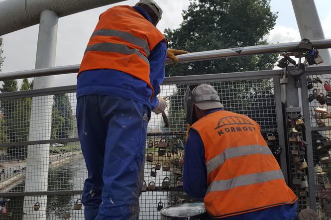 Z Mostu Kiepury znikają kłódki zakochanych. Co na to bydgoszczanie? [ZDJĘCIA]