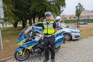 Zwalniam przed szkołą