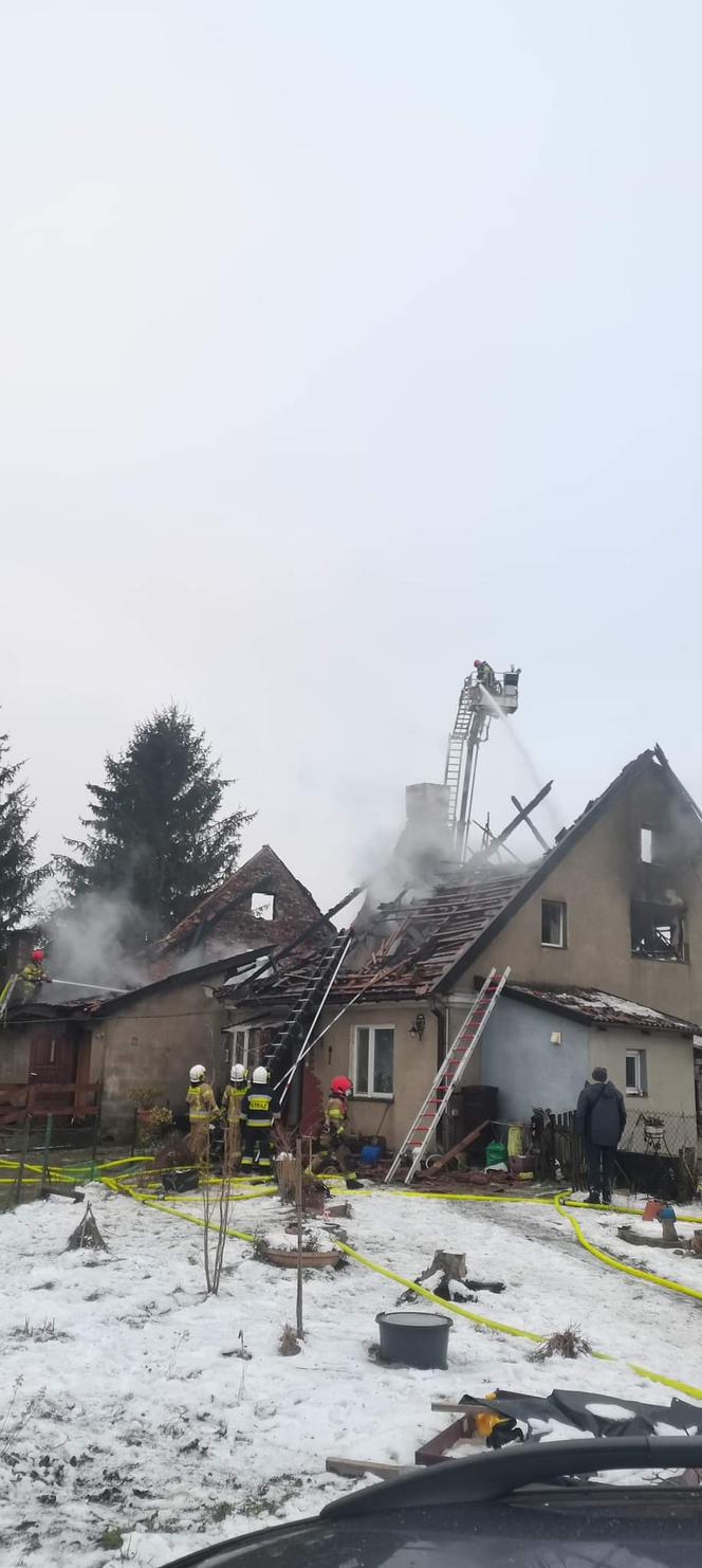 Pożar budynku w Mysłakach. Dwie rodziny straciły dach nad głową [ZDJĘCIA]