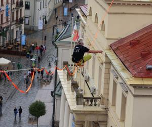   Urban Highline Festival 2023 w Lublinie. Slacklinerzy robią cuda na linach!