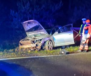 Tragiczny wypadek pod Ostrowią Mazowiecką. Audi huknęło w przepust, z auta wypadli dwaj mężczyźni