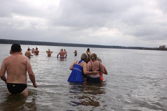 Było gorąco! Lubelskie morsy dały pierwszego w tym roku nura