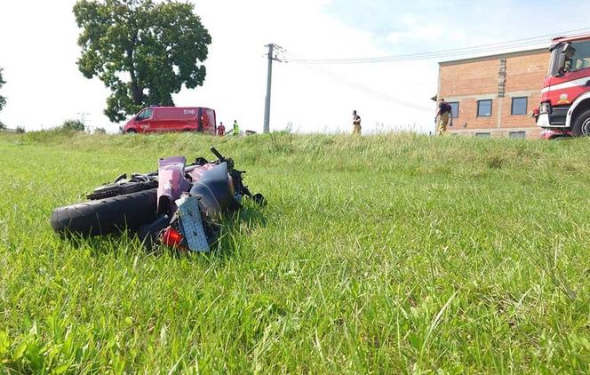 Koszmarny wypadek motocyklisty. Wyprzedzał na skrzyżowaniu