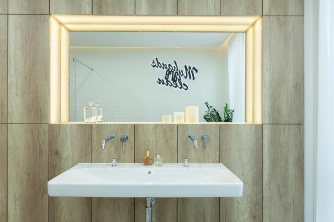 Lustro w łazience – dyskretne podświetlenie