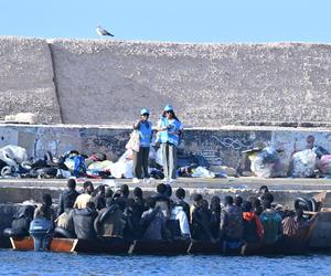 Imigranci przybywający na włoską Lampedusę