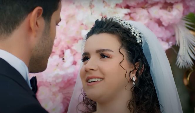 Melis ogłosi, że jest w ciąży z Egem i w ten sposób zmusi go do ślubu.