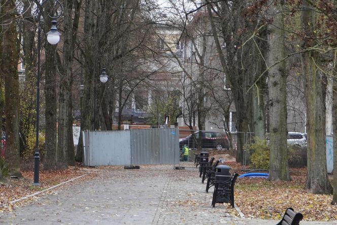 Główne wejście do Parku Planty zagrodzone