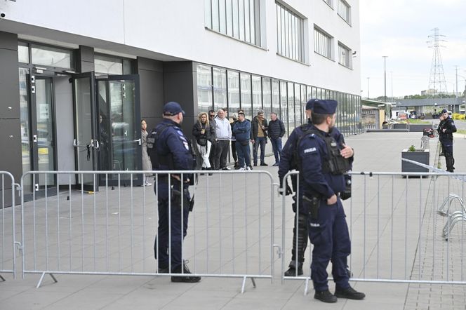 Komornicy na Modlińskiej. Nerwowe starcie przy hali na Białołęce. Ostry konflikt kupców z zarządcą hali