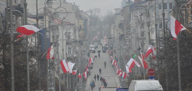 Biało-czerwone flagi na ulicach Kielc