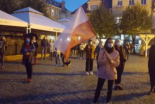 Znicze, wieszaki, transparenty. Protest Piekło kobiet w Lesznie