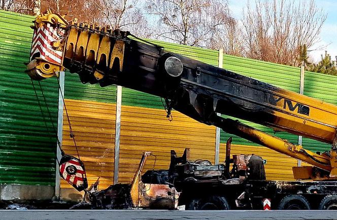 Warszawa. Wielkie jęzory ognia na S8. Płonął dźwig "KRYM". Gigantyczny korek