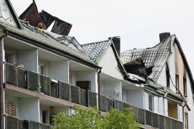 Blok przy ul. Powstańców w Ząbkach po pożarze