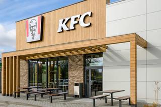 Otwarcie KFC w Raciborzu. Tłum chętnych po kubełek za złotówkę [WIDEO]