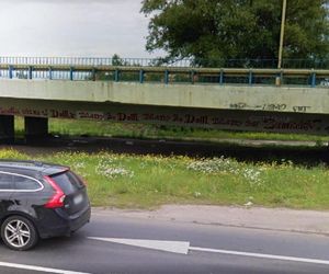 Druga wersja napisu Karola nie ma w domu talerzy...