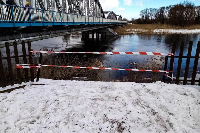 Tykocin: Mężczyzna wjechał hondą do Narwi. Trwają poszukiwania [ZDJĘCIA]