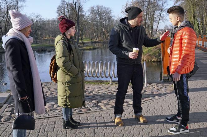 Barwy szczęścia, odc. 2264. Damian (Michał Lesień), Sabina (Barbara Kurzaj), Luiza (Julia Zielińska), Mirek (Oliwier Kozłowski)