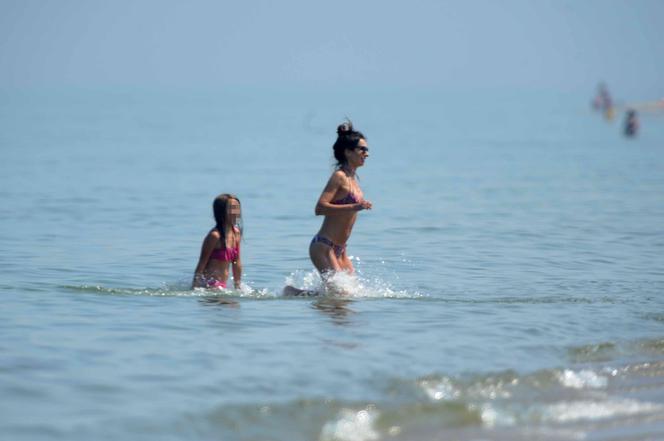 Kaczyńska z nieznajomym smaży się na plaży