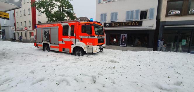 Szok! W Niemczech zima. Pługi śnieżne na ulicach w sierpniu