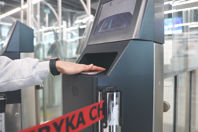Dzieci powyżej 12 roku życia mogą korzystać z bramek automatycznej kontroli. Także na lotnisku w Krakowie-Balicach