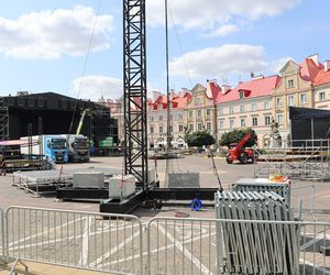 Przed sobotnim koncertem trwa budowa sceny na pl. Zamkowym w Lublinie