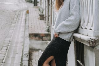 Długa spódnica to nieodłączny element modnych stylizacji. Naszą je zarówno romantyczki, jak i fanki stylu grunge 