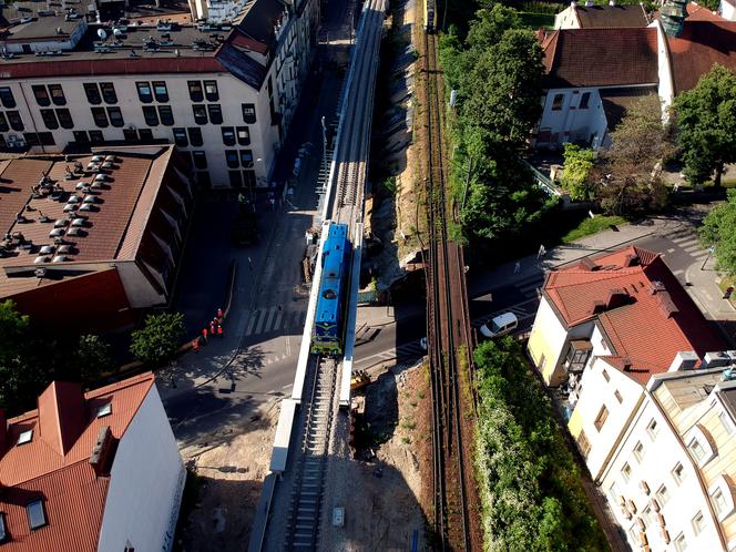 Kraków: Pierwsza lokomotywa przejechała po nowych estakadach kolejowych na Grzegórzkach