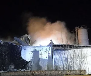 Pożar stolarni w gminie Dębowiec. W kulminacyjnym momencie akcji na miejscu działało 100 strażaków