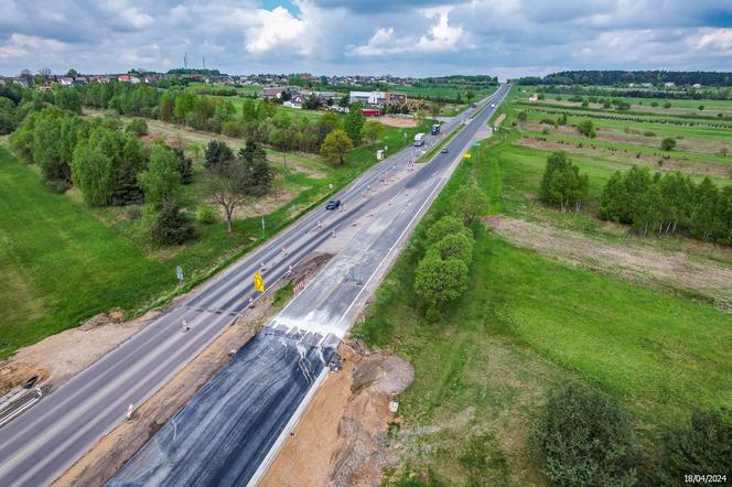 Trwa remont gierkówki w województwie  śląskim. Drogowcy układają nawierzchnię